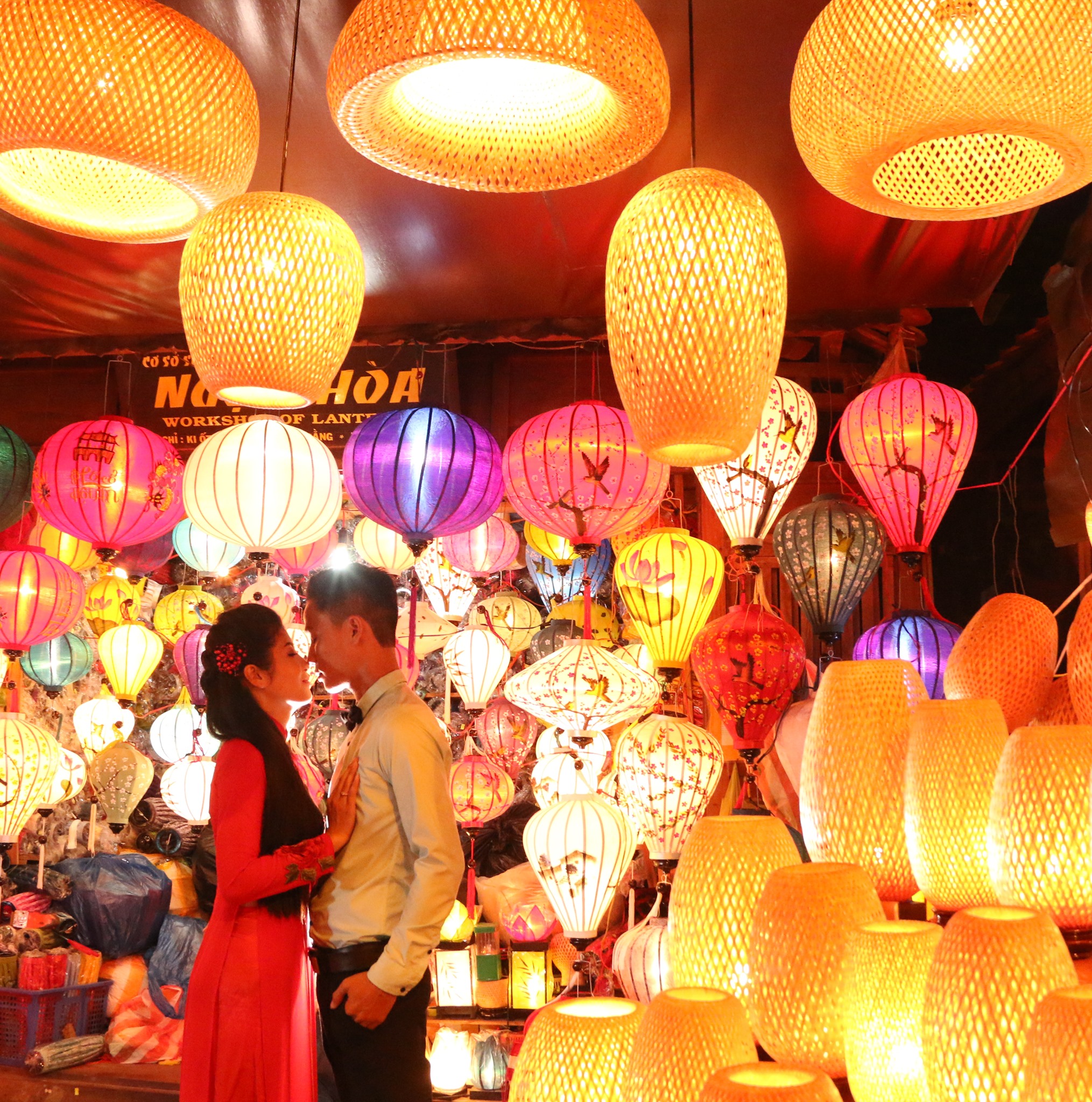 Rõ ràng là ck mình thân mật, hun hít con nhỏ này, nhưng mình không làm ...