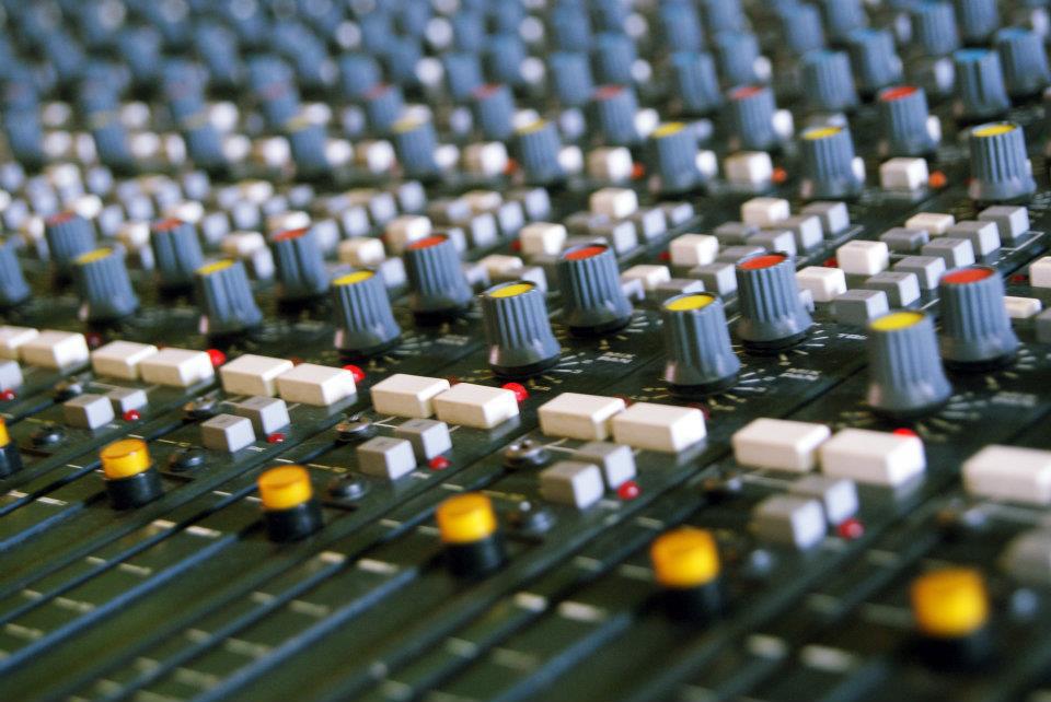 DDB - NTP 575 Asynchronous Aes/ebu switcher : 340 euros 16 x 16 aes/ebu ...