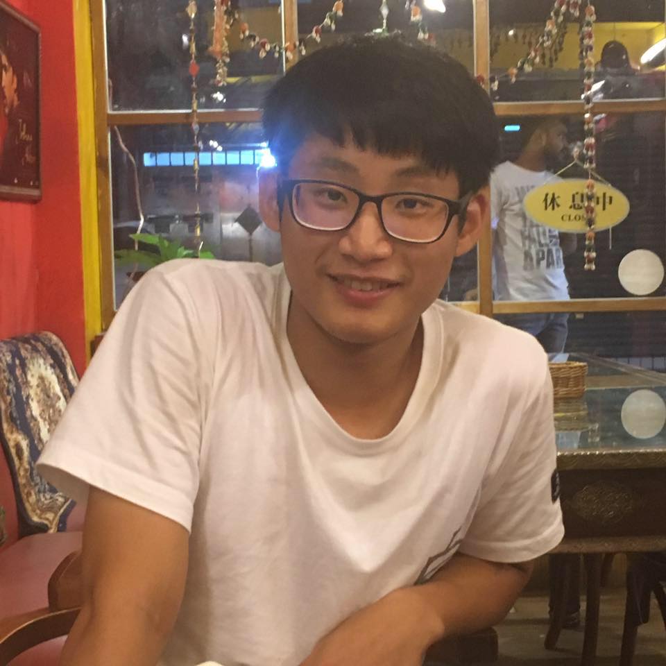 我覺得.秉寬比較帥