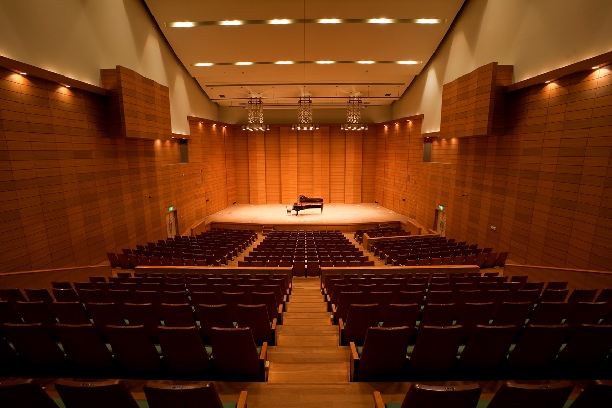 穴吹 学園 ホール