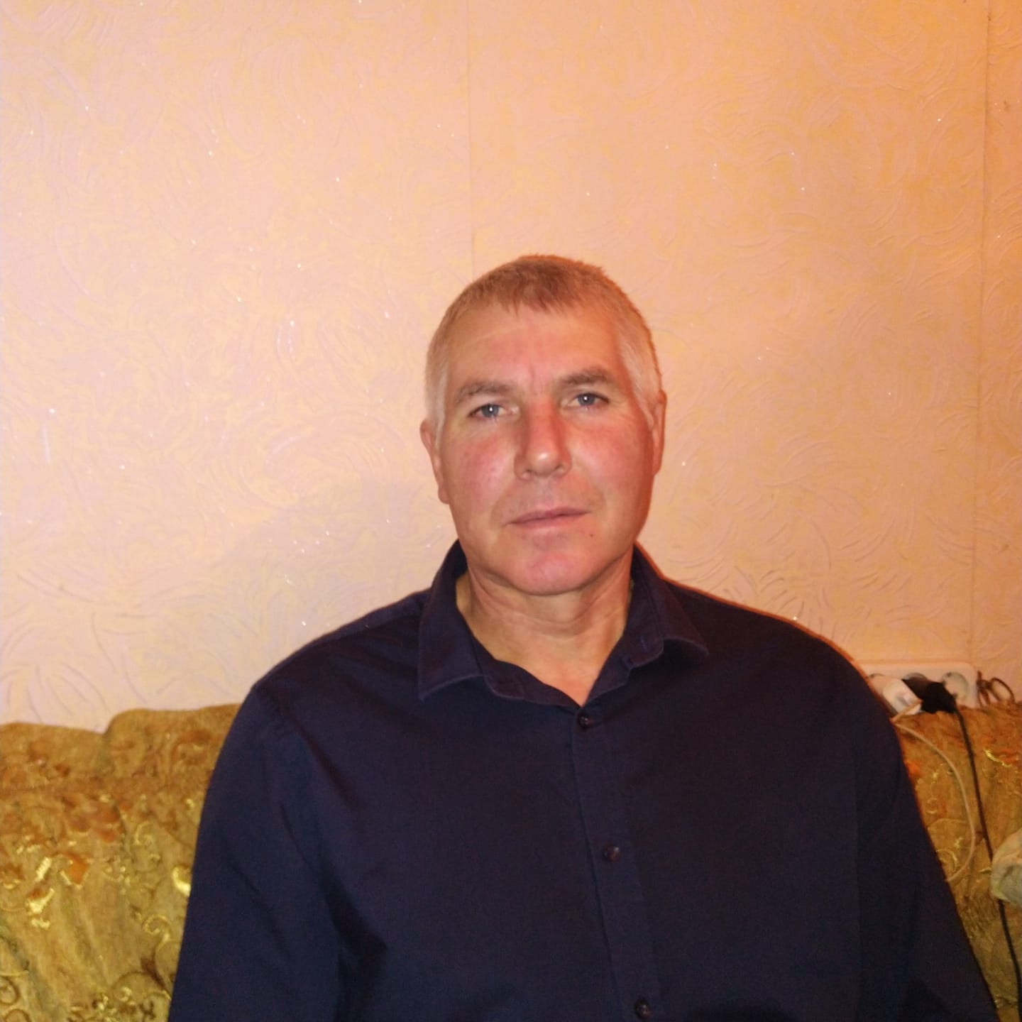 Permite-mi să te apar... Am să te învelesc cu frunzele ce cad, În ...