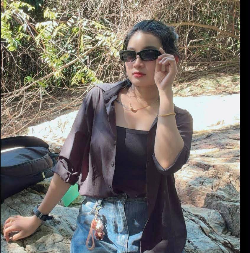 Angel - Batu caves 272 ထပ်ရှိတဲ့ရောင်စုံလှေကားပေါ်တက်ရင်း တဖြတ်😁 | Facebook