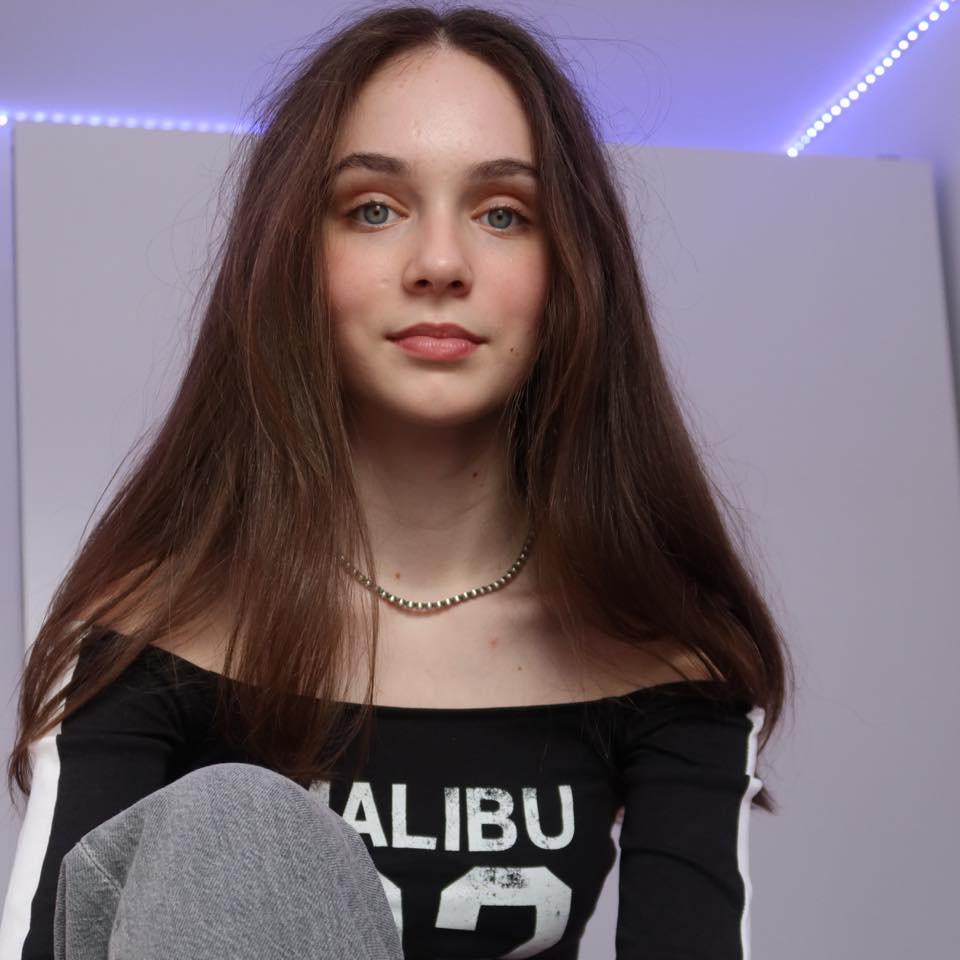 Cea mai tare piesă s-a lansat!!! HACKER DE IUBRIE! Aștept multe video ...