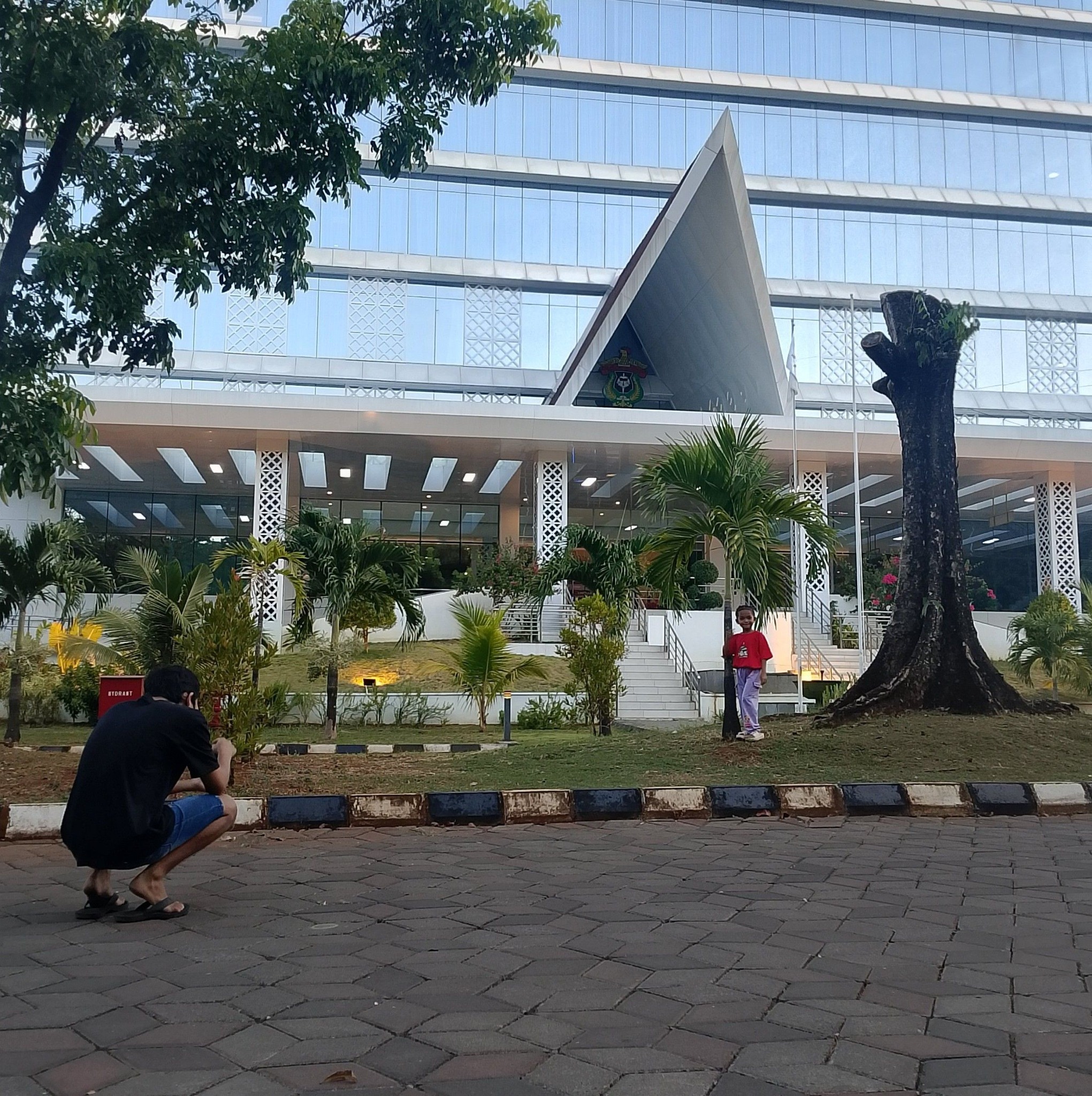 Ya ampun saking paniknya saat api datang bicara telfon saja sudah salah ...