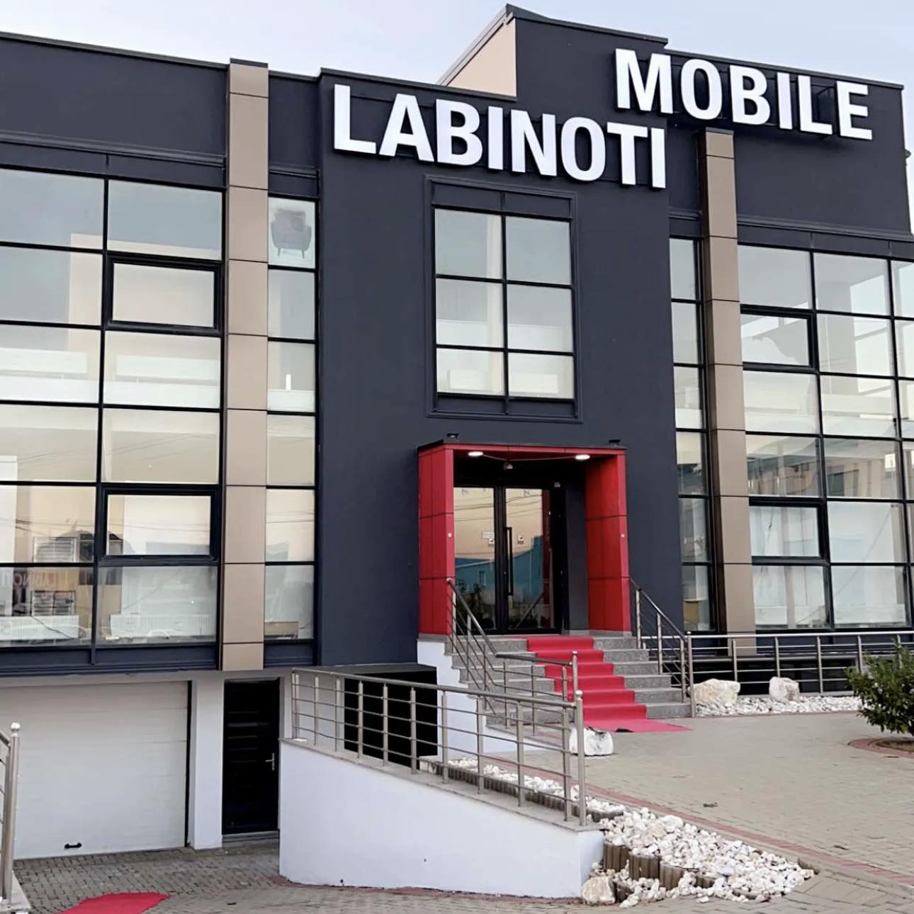 Salloni i Mobileve Labinoti.