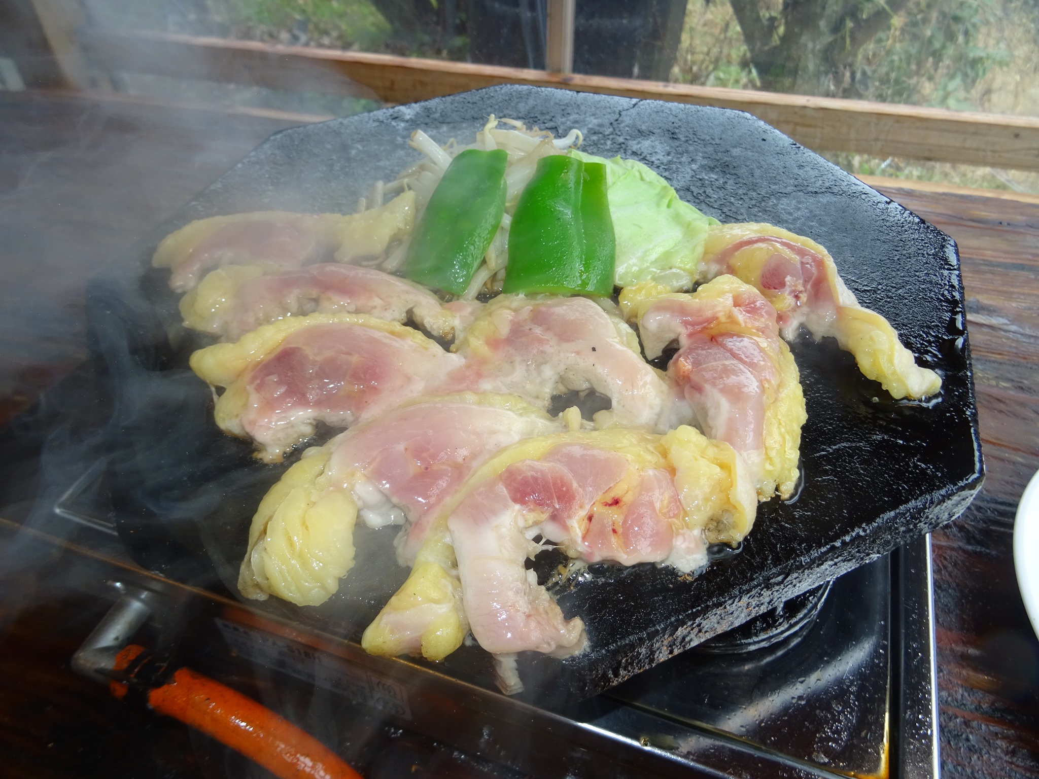 地 鶏 食堂