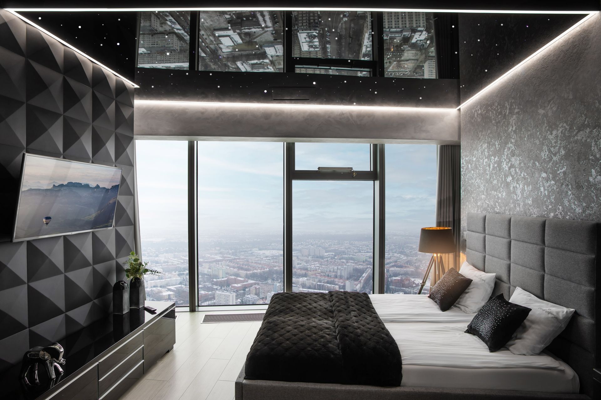 Tavane - Un design modern, o piscină superbă și un tavan pe măsură ...
