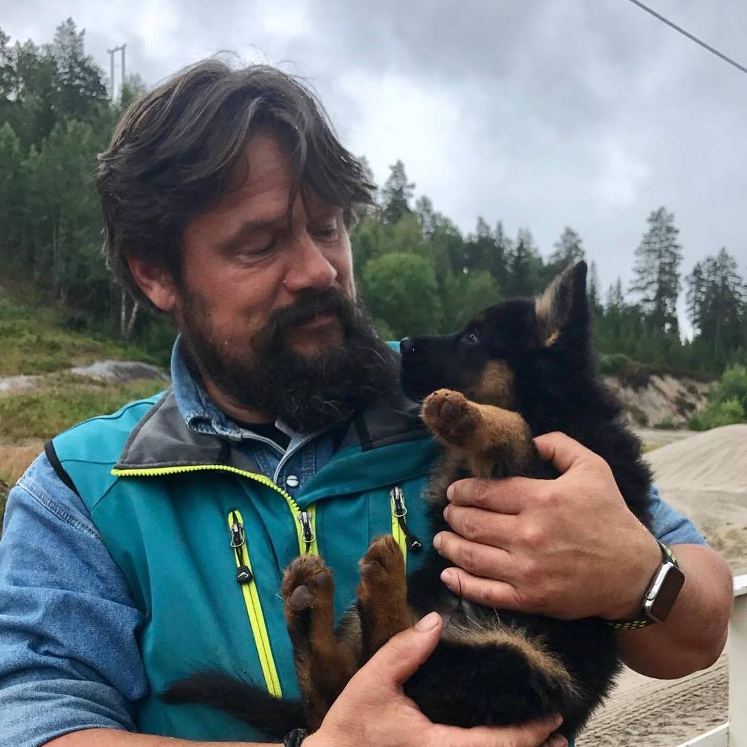 Det var stas for valpene å få møte store og trygge Nero og Caly🥰🤩 Mer ...