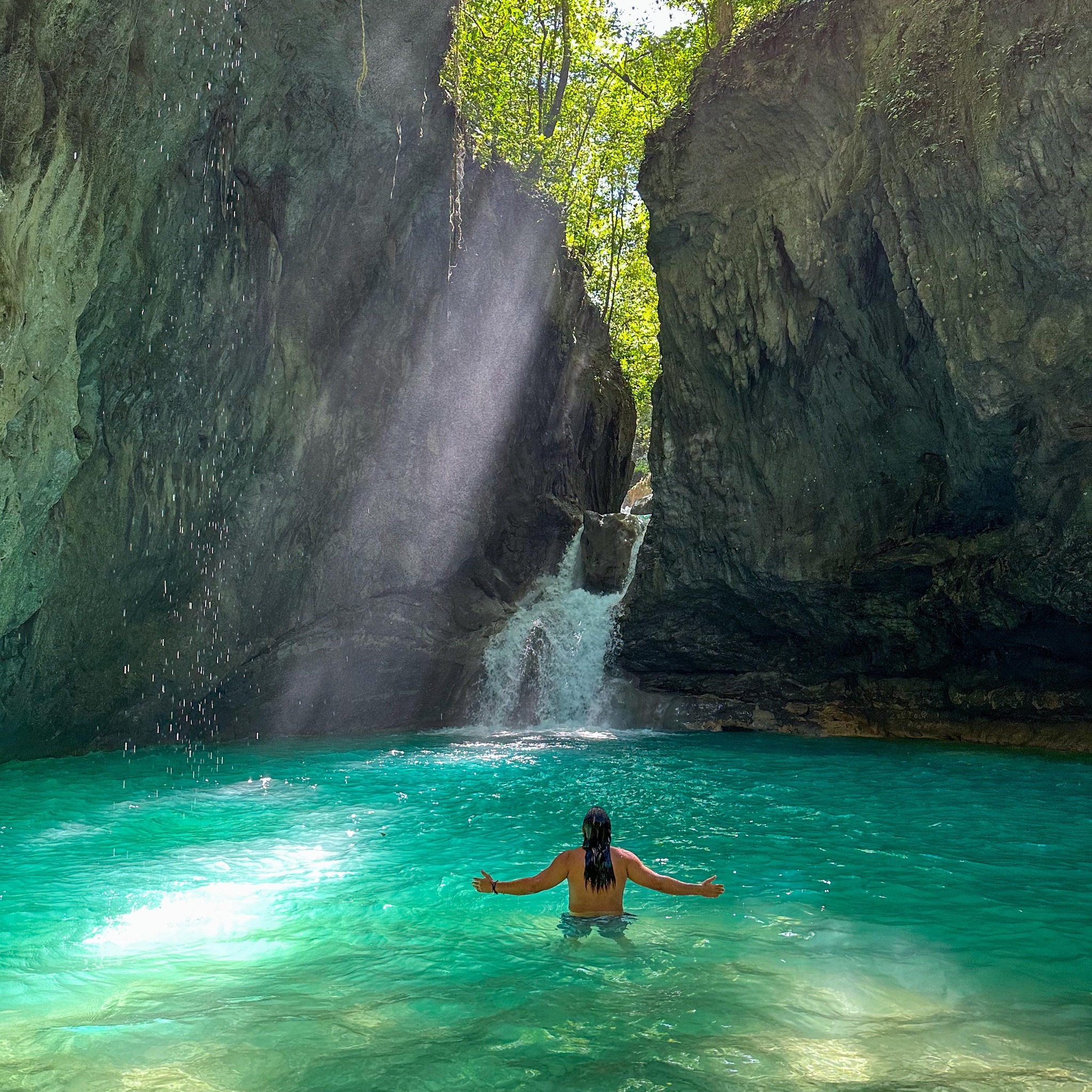 Hora - 📍Las Yayitas de Baní, Peravia. Un paraíso escondido entre rocas ...