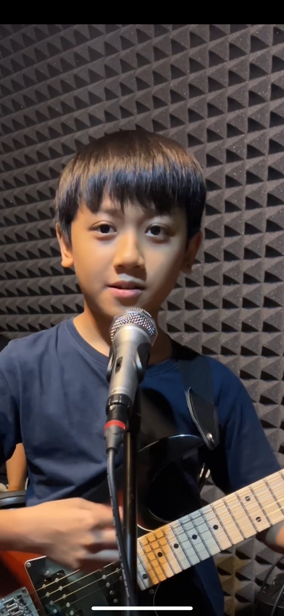 🚨 WAIT!! Don’t scroll! 😂 A young boy is singing a Michael Jackson song ...