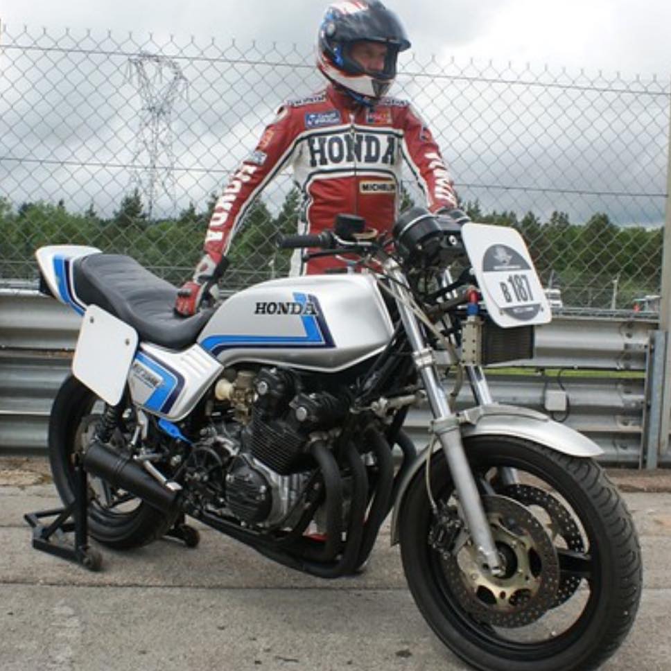 Étiquette Vintage Ronde De Moto Personnalisée Avec Une Panthère Féroce