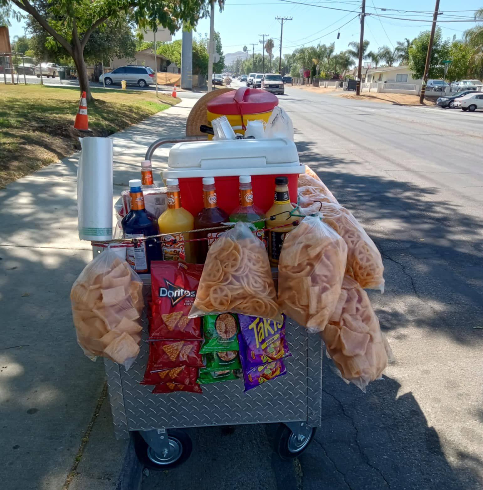 Elotes raspados chicharrones