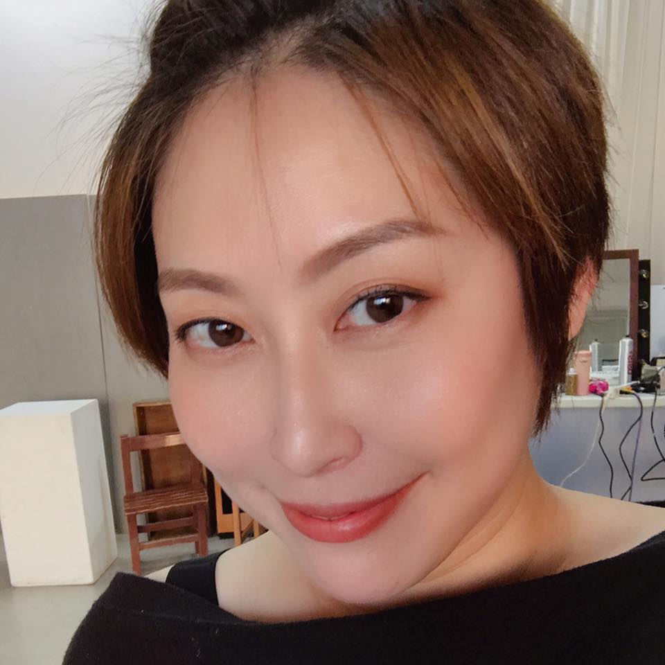 唯一幸福工作室蔡小Jmakeup studio - 看我們新郎多愛新娘！ 猛盯著看👀 送客造型是走浪漫活潑可愛路線🤘🏻 也是加入日系的編髮造型 ...
