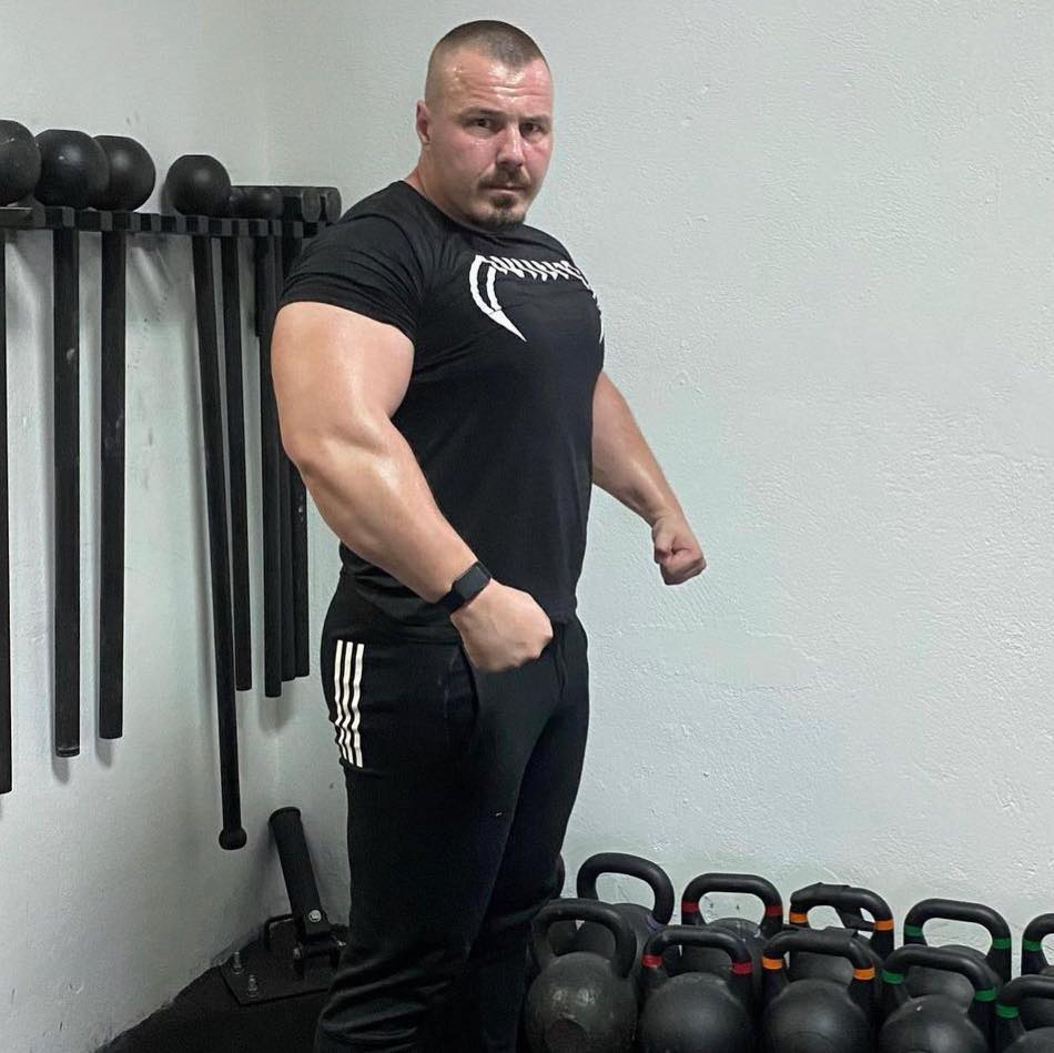 Danasnje dvije kombinacije. Prvi trening: 🔻10 min Airbike zagrijavanje ...