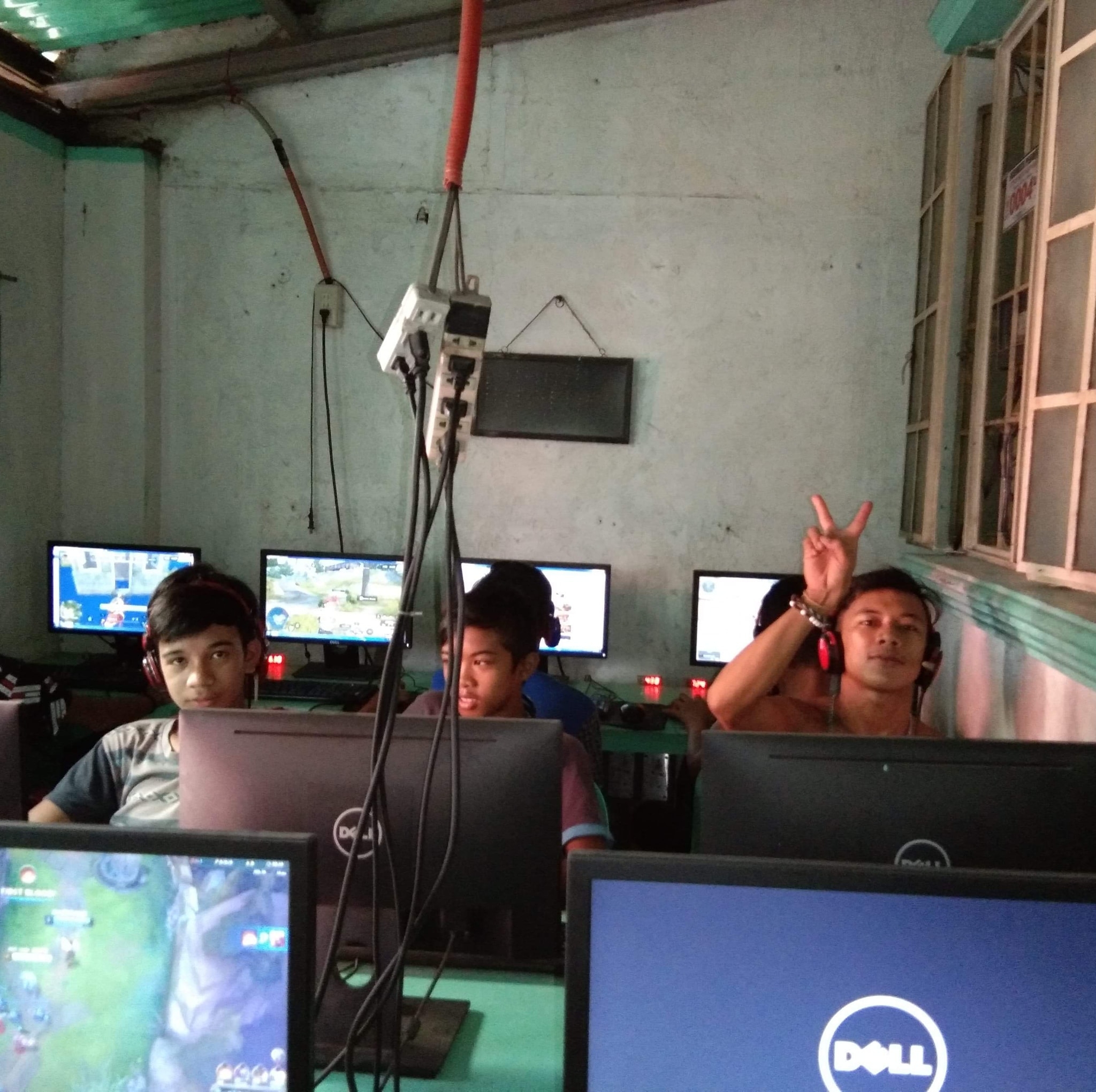 Neneth piso net computer shop