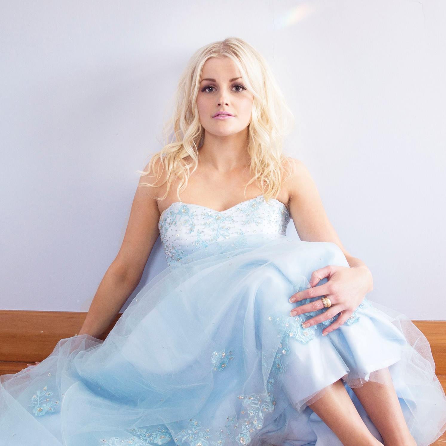 Sophie Morris Back into gig/travel mode performing tonight and