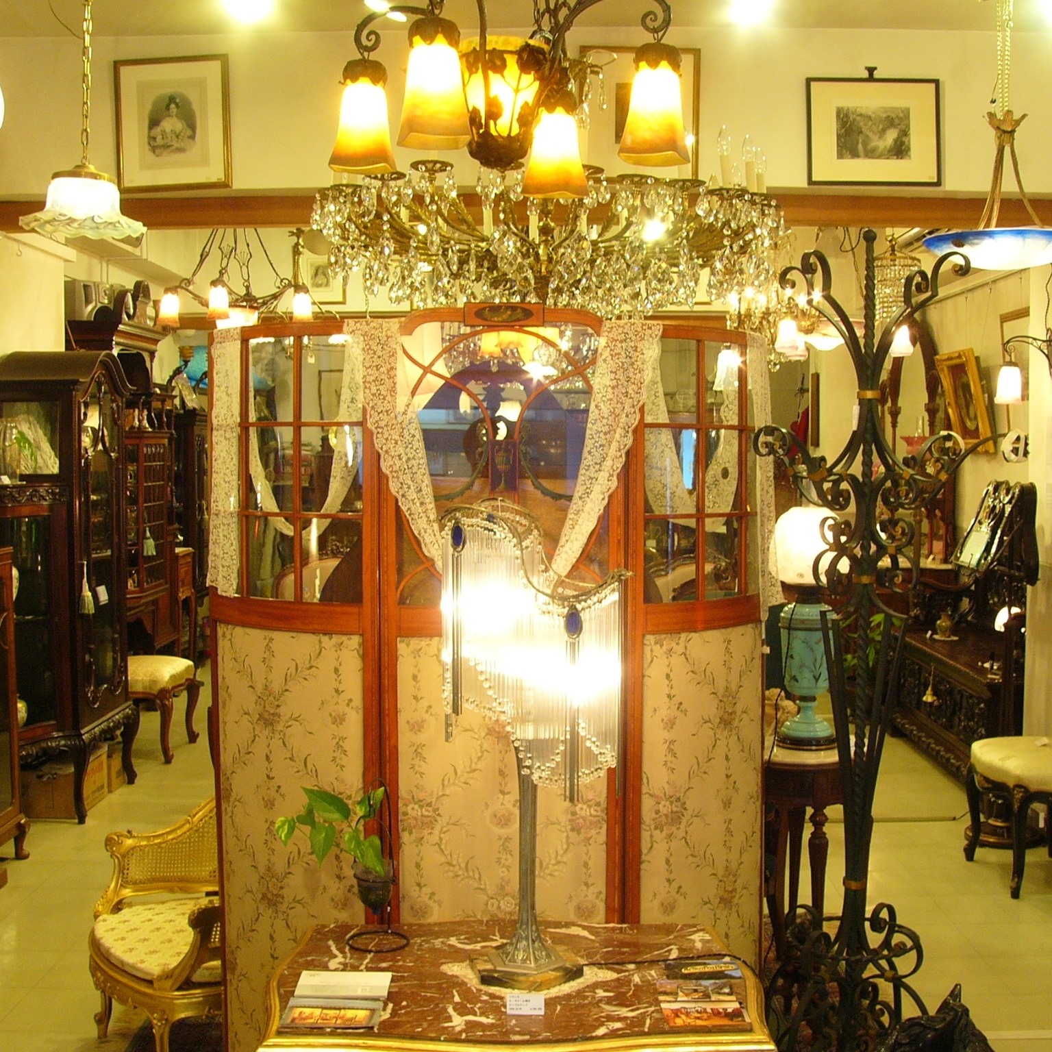 Antiques Queenscourt | Kobe-shi Hyogo