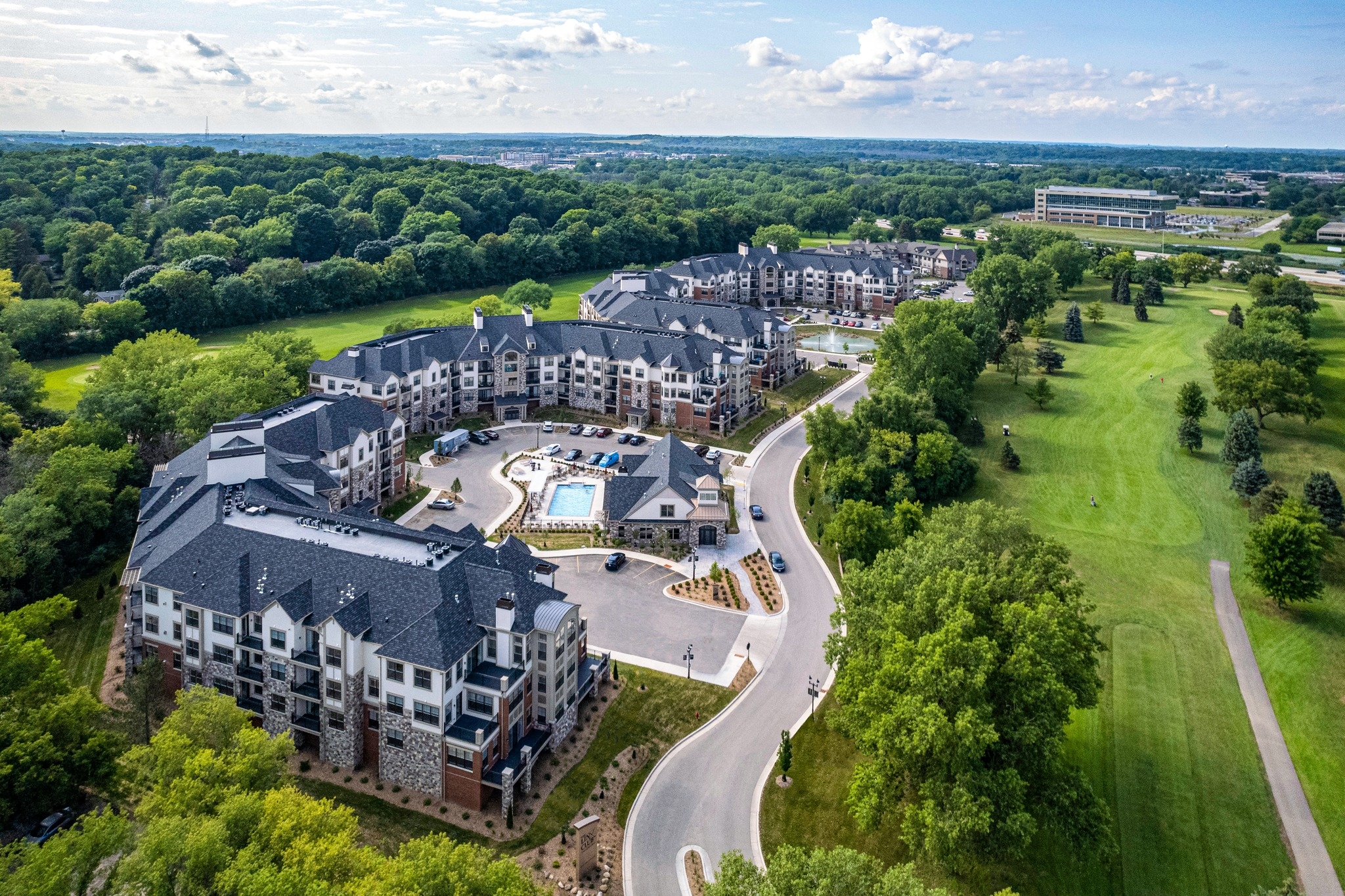 The Linx Club at Brookfield Hills Apartments | Brookfield WI