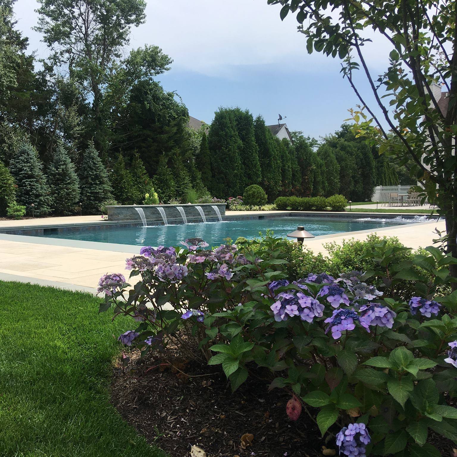 A Backyard Paradise by Day… An Outdoor Oasis by Night! 🌙🔥 You saw the ...