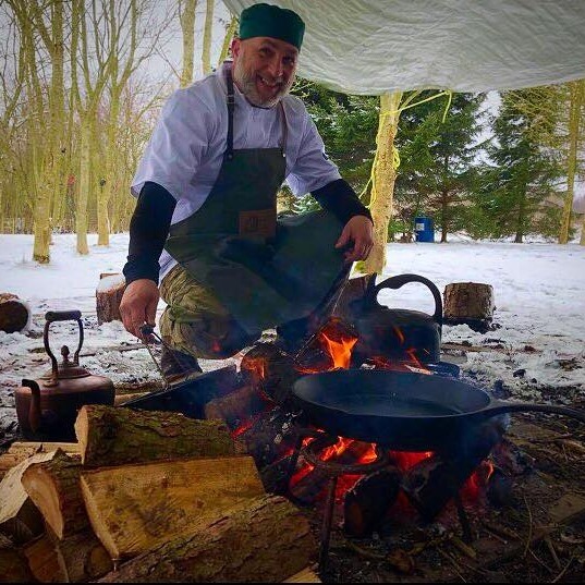 Bushcraft & Bush Cooking - Lunch in the woods , homemade chips and peas ...