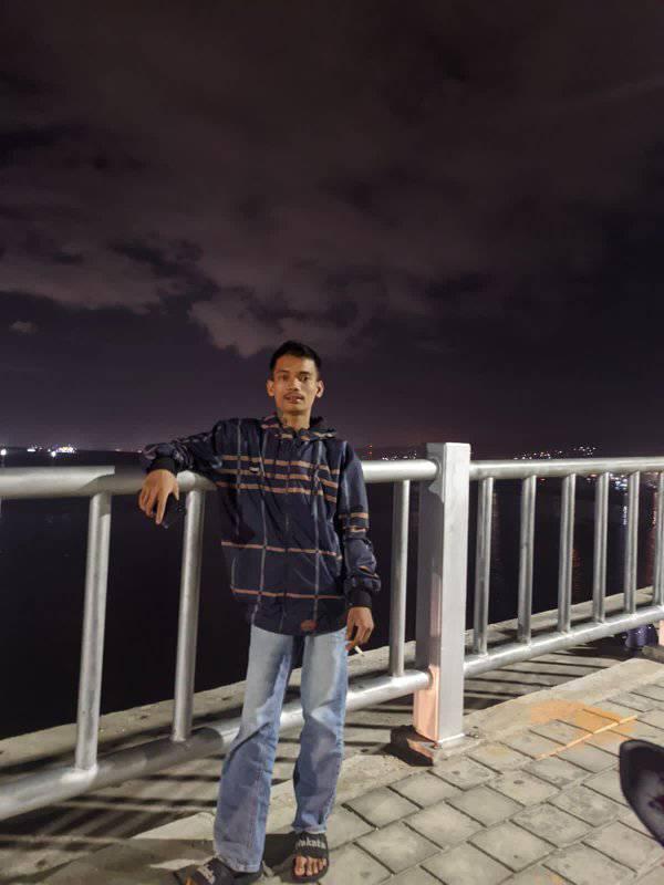 Sudah tidak ada pengecer di pinggir jalan tapi malah masih panjang ...