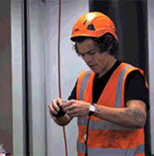 Harry normal? Si claro, viste que hizo un sandwich con un serrucho y casco?