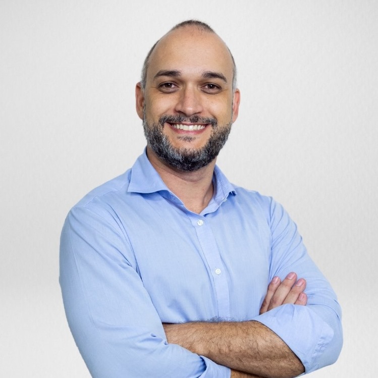 Ele levanta da cadeira sozinho. Mas na hora de sentar, despenca. E a ...
