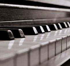 How to Play a Keyboard for Beginners: Step by Step Tutorial