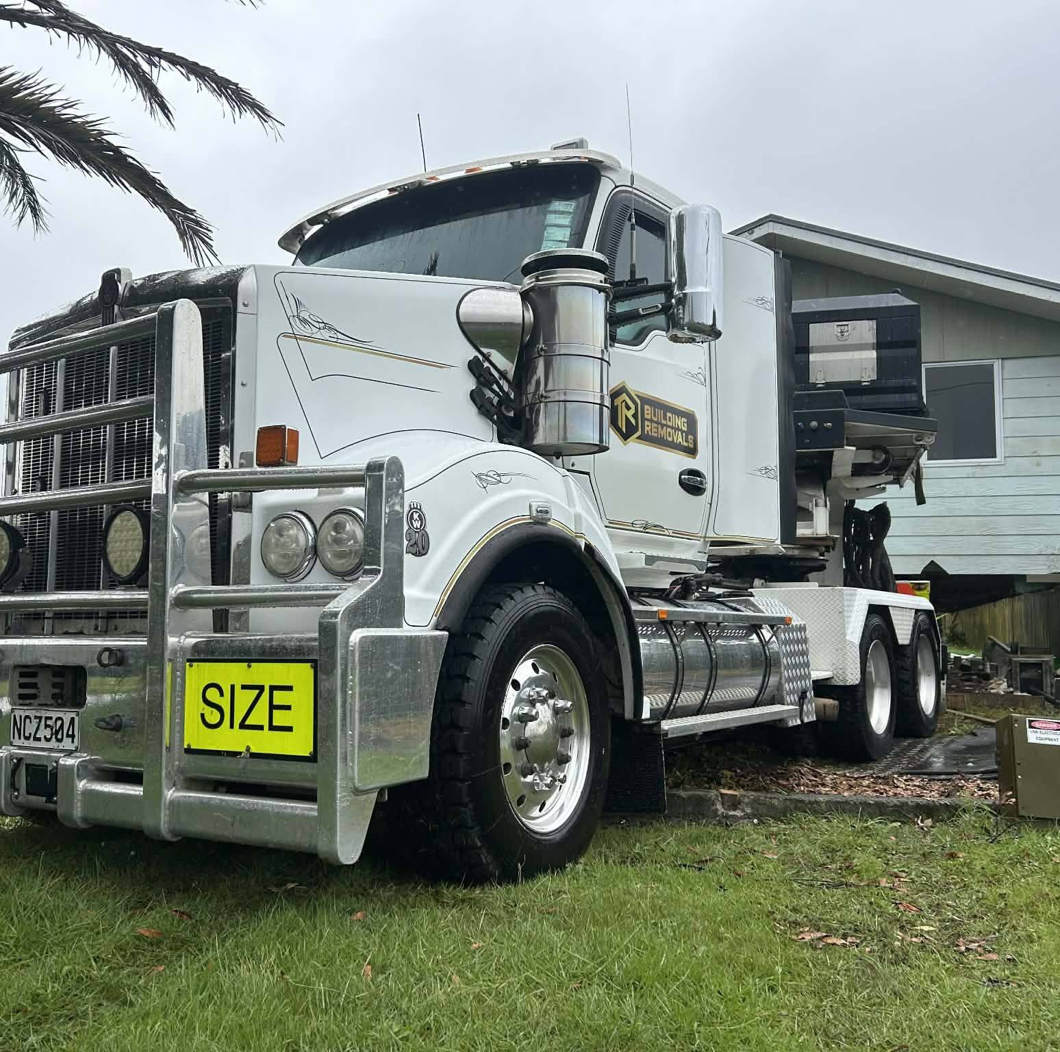 🚛🏠 Another one on the move! Precision. Teamwork. Experience. That’s how ...