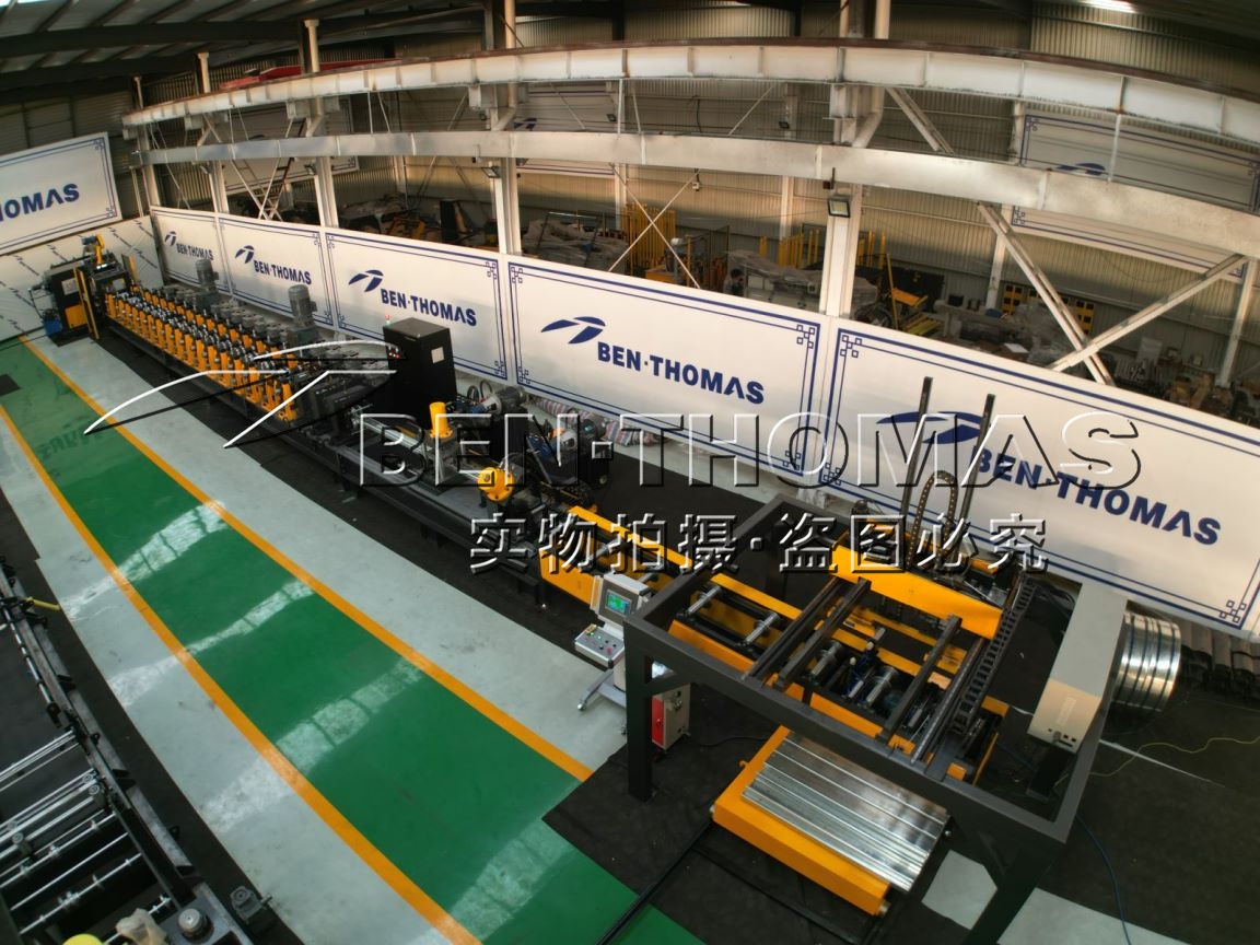 High Speed Highway Guardrail Roll Forming Machine This fully automatic ...