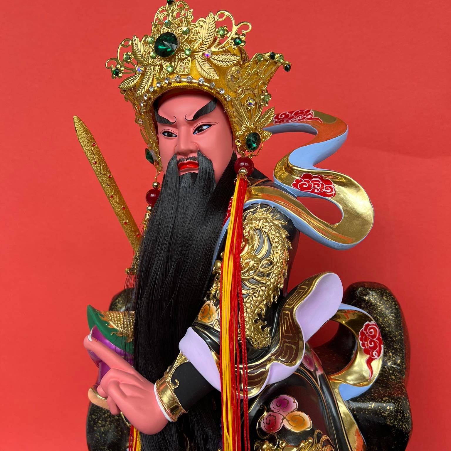 白发长须，头戴太极冠，左手托金葫、右手执金柳枝，坐于九头青狮之上，衣饰华丽，尽显仙风道骨、威严慈和之态。 | 隆利发艺术造像 | Facebook