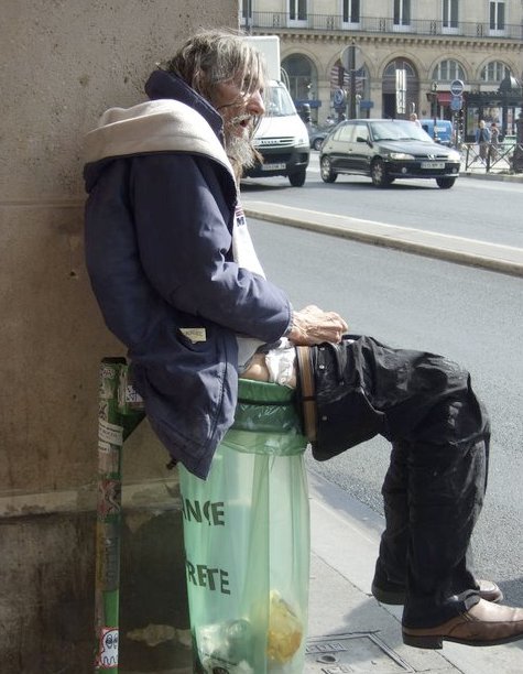 Faire caca dans une poubelle publique