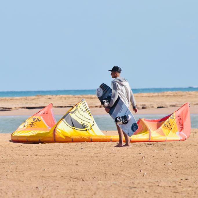 Omar Modrek kiteboarding