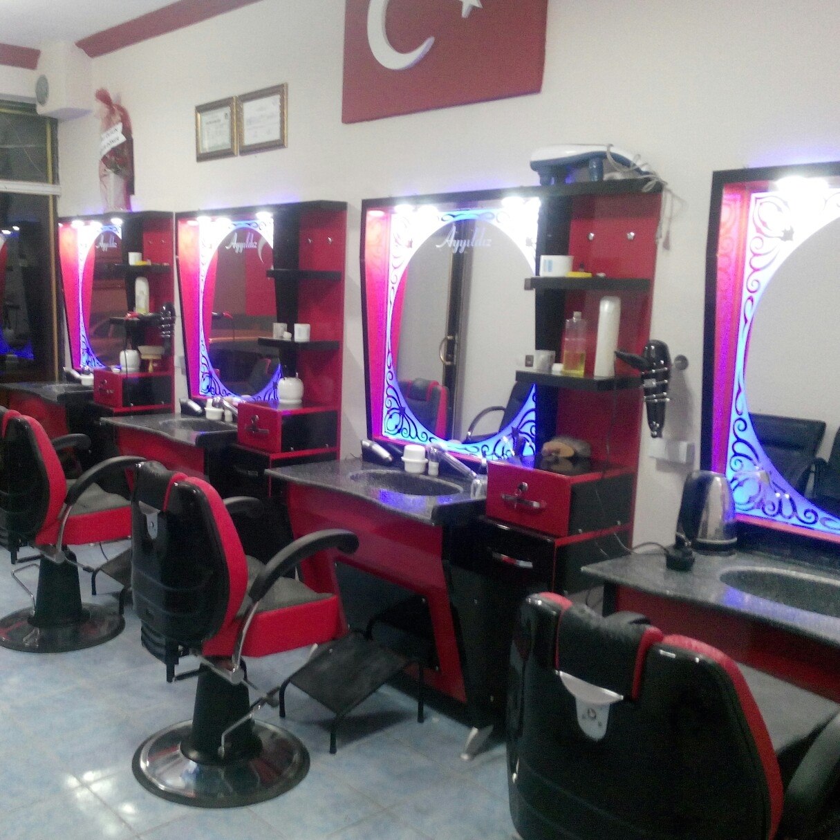 Ay Yıldız Erkek Kuaför Salonu | Eskil