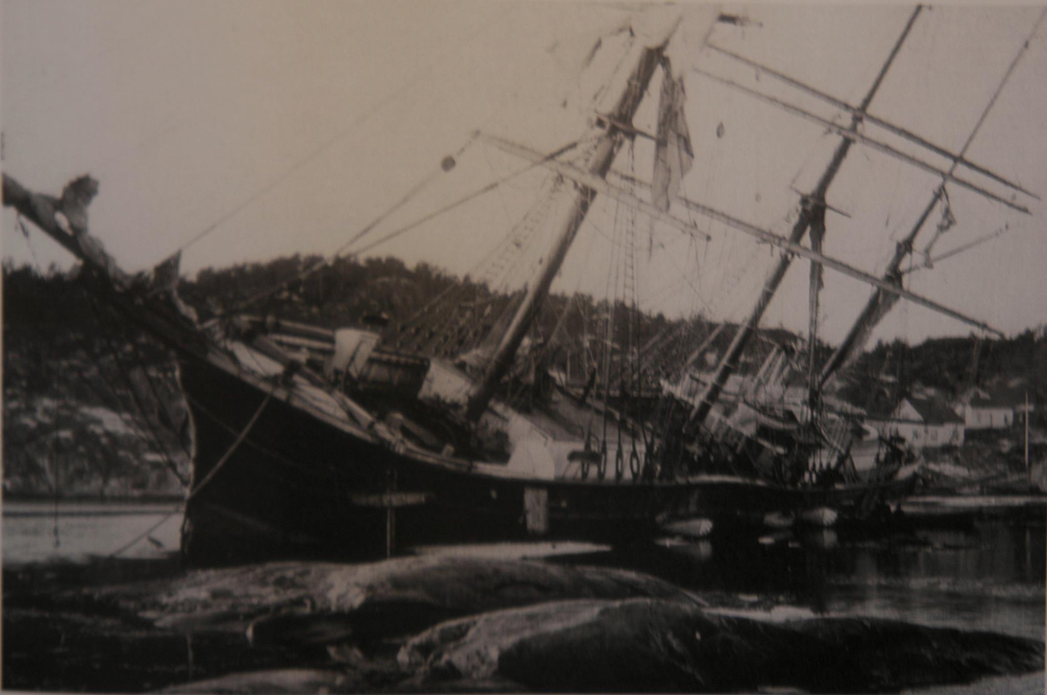 Gamle maritime Risør bilder - Holmen Verft ca. 1920. Holmen Verft ble ...