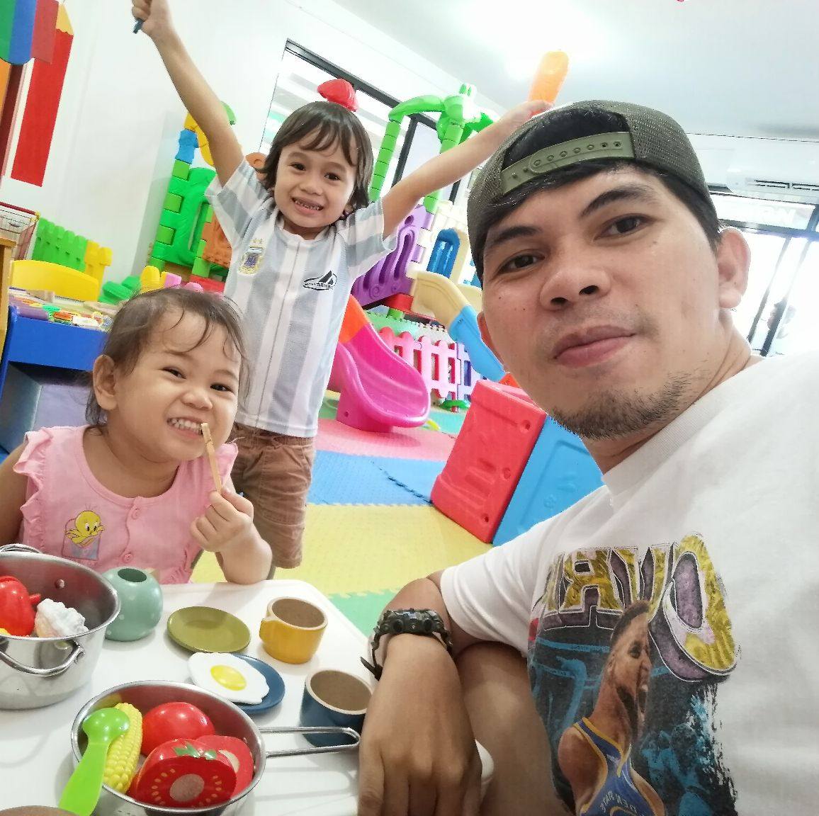 Jay R Logronio