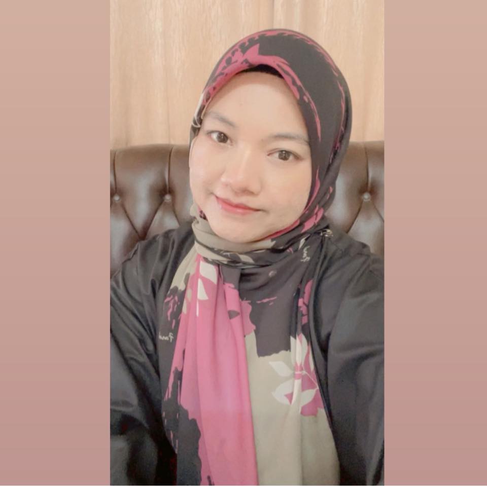 CIK PUAN AUNI - Dhia Danial pakai Inai Kuku ELyss, Lawaaaa dak Hampaaa😍 ...