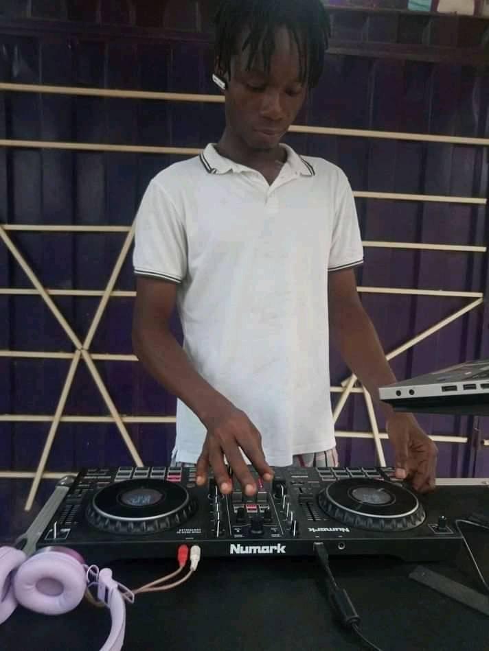 DJ BEE