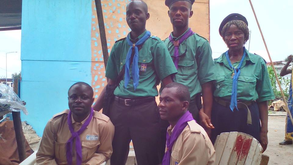 Les scouts ont mis la flamme aux bois résigner.