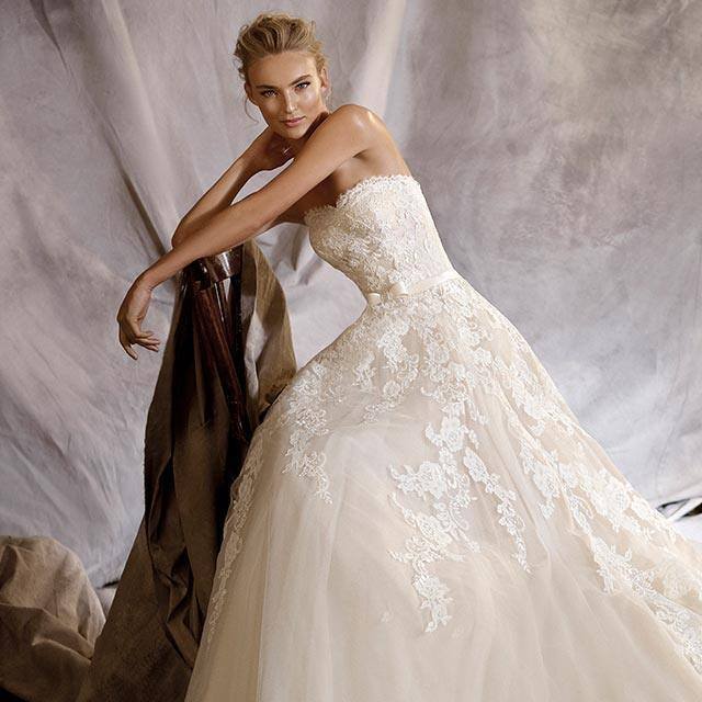 Robe en pagne de rafia