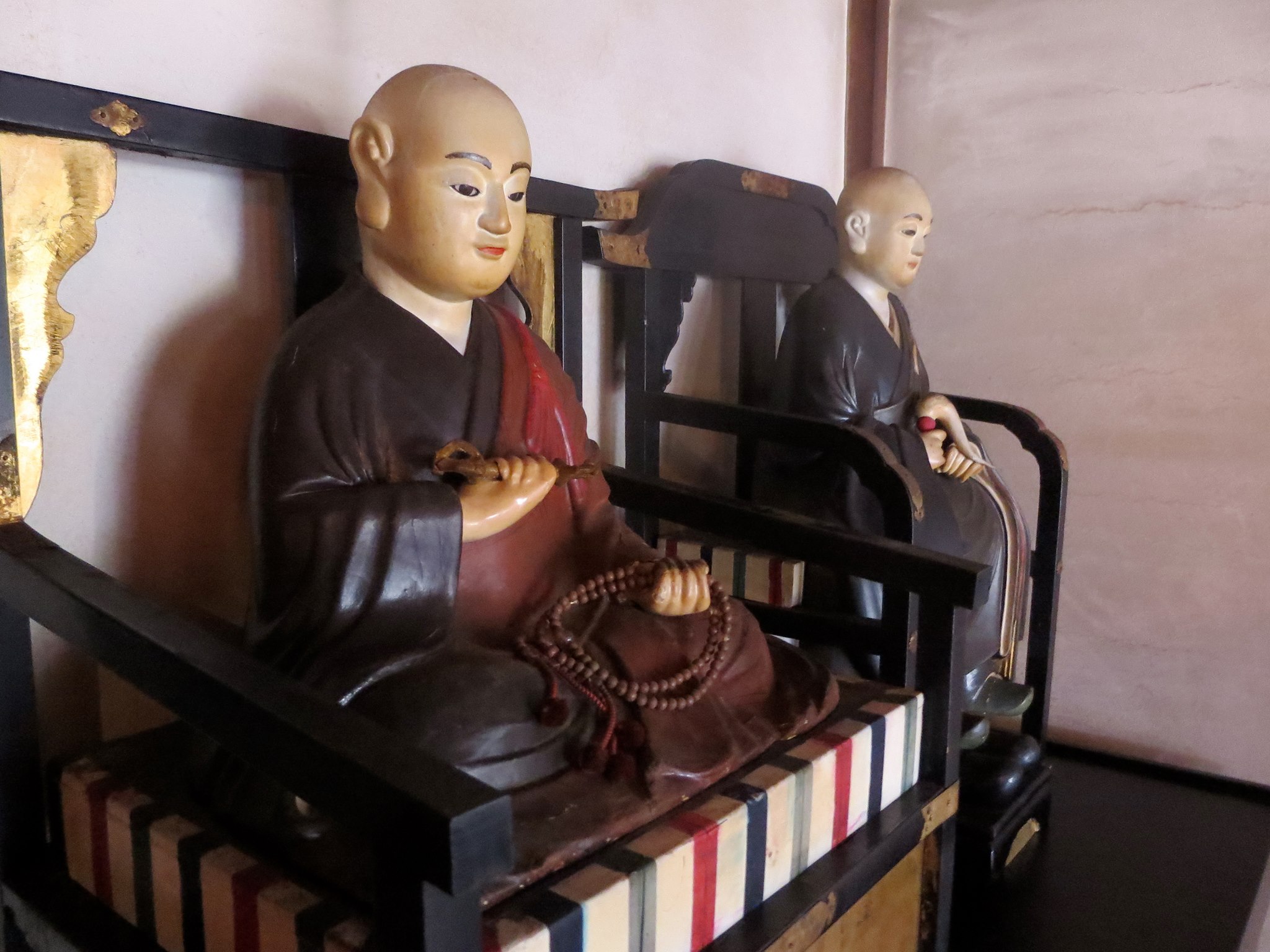 安用寺 - 【仏具あれこれ ～磬子～】 お家にお経をあげに来たお坊さんが 木魚をポクポク叩いてチーンと鐘のようなものを鳴らします。 お寺では ...