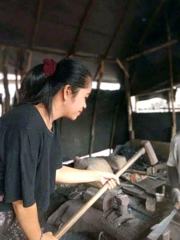 the process of cutting with a crowbar to dig up the soil #linggis # ...