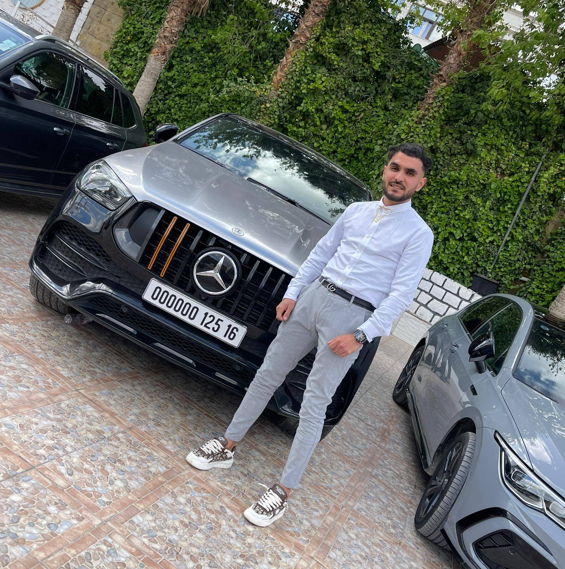 Med - جا للسبيطار ويدو مهرسة..💀 دخلت يدو اليسرى في آلة طحن قشور جوز ...