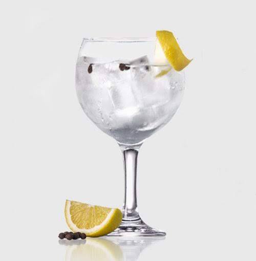 Elaine Drinks - Pina Colada. Você vai precisar de: Uma taça de Martini ...