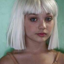 Le facce spaventose della bambina dei video di Sia 的个人主页