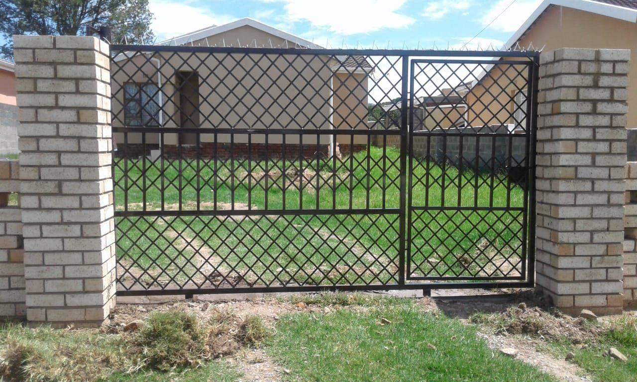 Manyoka gates