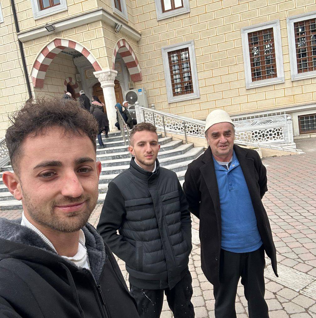 Sofra - Një fshatar po e qon kalin te nallbani dhe po i thotë: -Mathma ...
