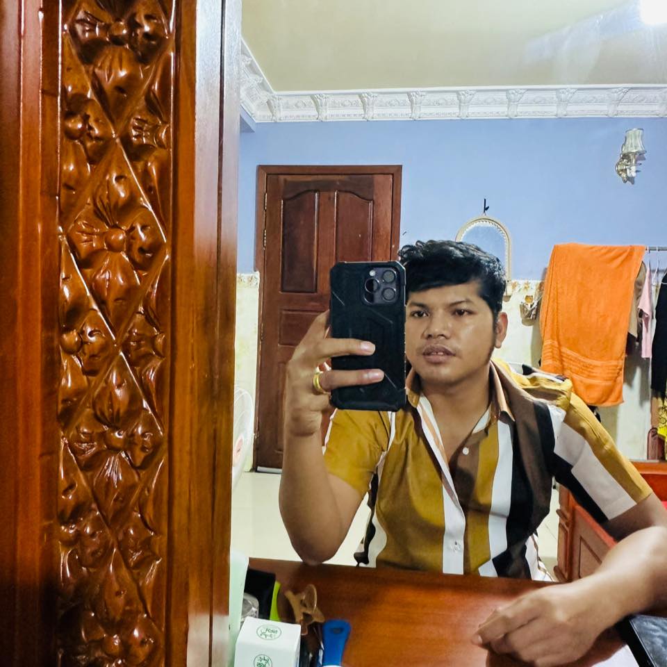 ចុមគេធ្វេីអីគេចេះ អោនងេីបៗនឹង សង្ស័យចាក់រុនក្ដាមទេដឹង | Pu yean - ពូយាន