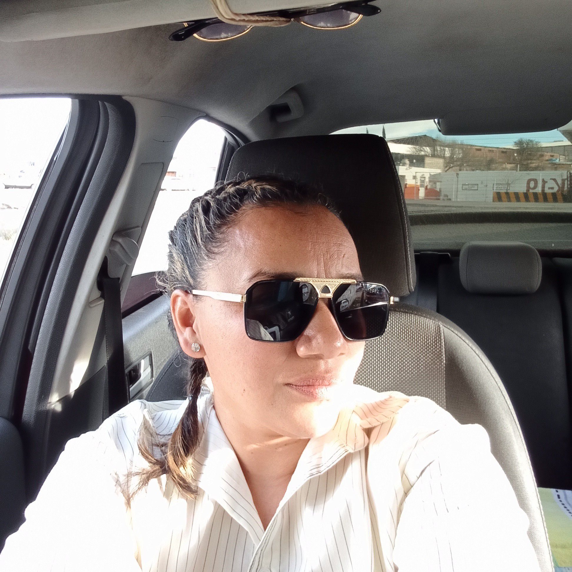 💢🚗 Conductor aparentemente eɓrio estampa su KIA contra una lámpara en ...
