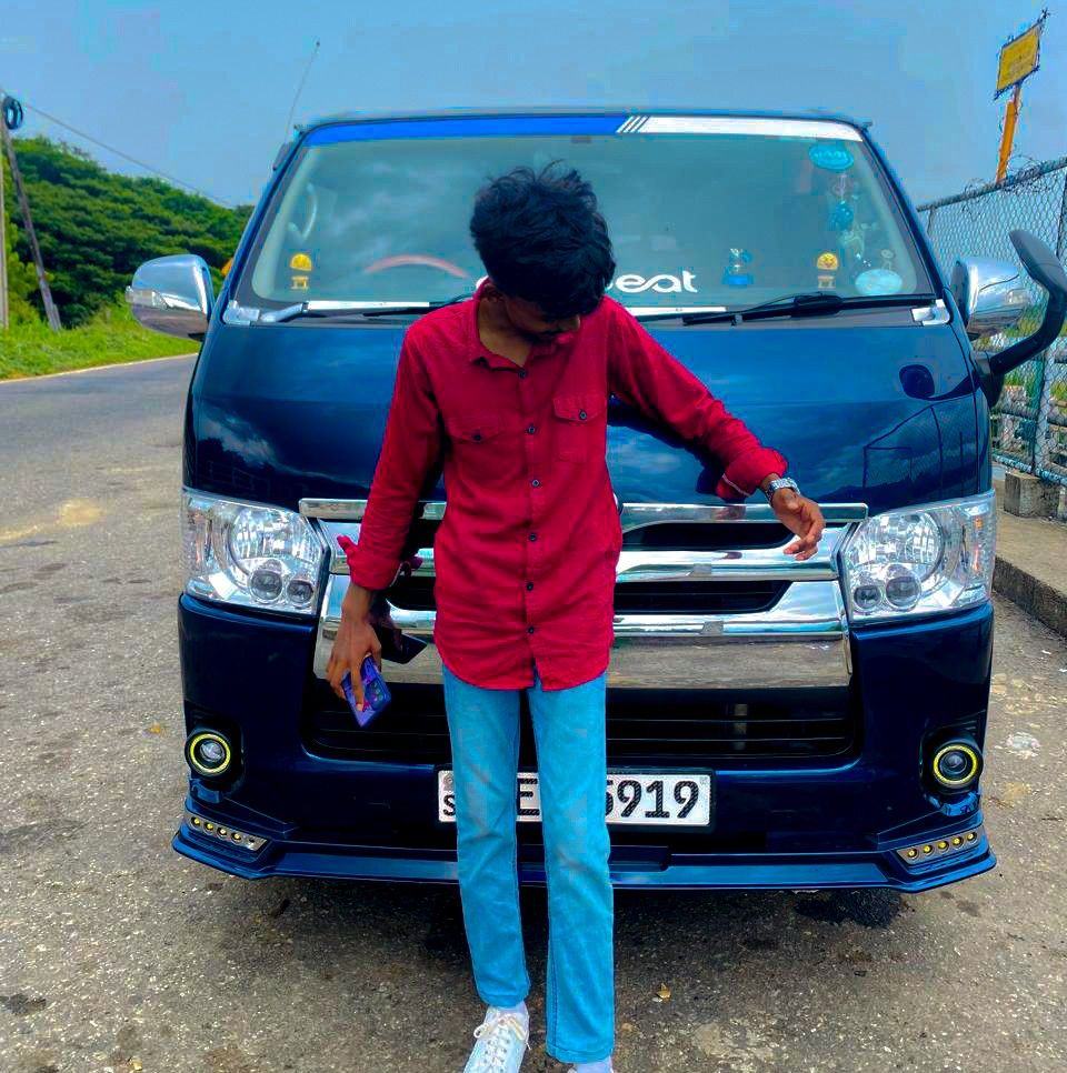 ආයේ කවදා නම් මල්ලී කියලා කතා කරන්නද පොඩී ඔයා.රැයක් දවාලක් නැතුව තවමත් ...